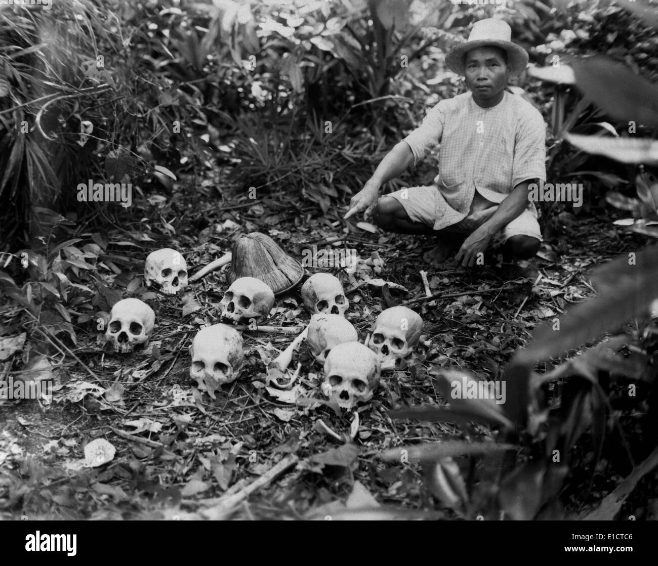Beweise für das Massaker von Tapel, der 1. Juli 1945. Pedro Cerono, entdeckt die Gruppe der 8 Schädel. Tapel, Cagayan Provinz, Stockfoto