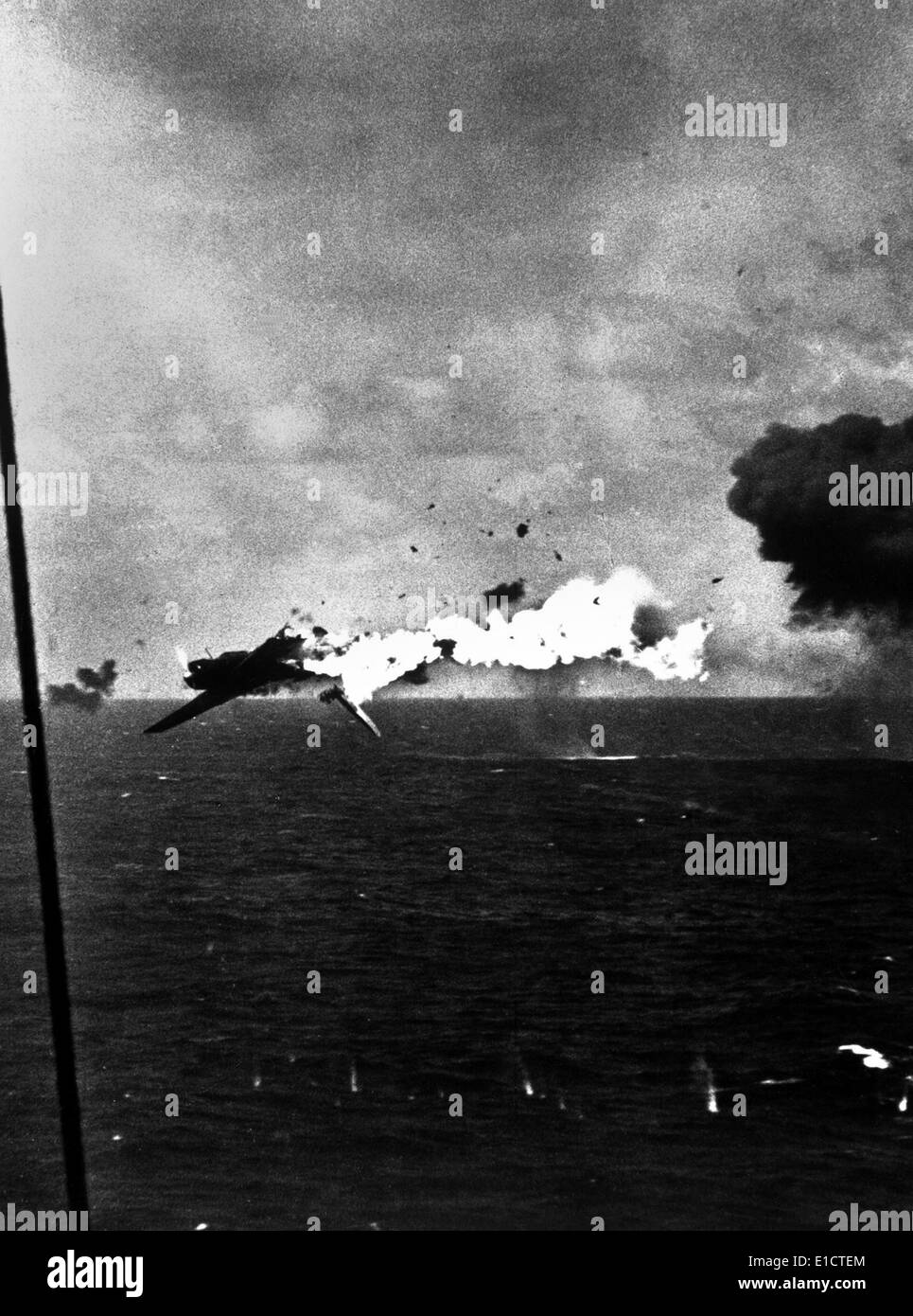 Japanische Bomber explodiert nach direkt von 5-Zoll-Hülle von USS Yorktown, 4. Dezember 1943 getroffen. Aus Kwajalein-Atoll. Dem 2. Weltkrieg Stockfoto