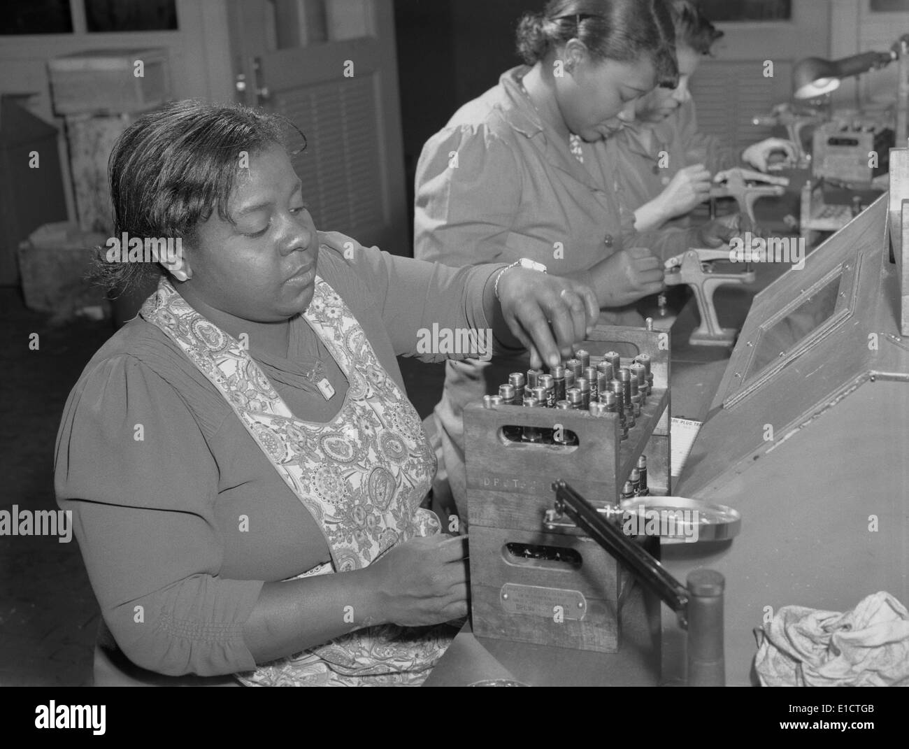 Afroamerikanische Frauen am Melrose Park Buick Pflanze Überholung verwendet Zündkerzen. Während des 2. Weltkrieges, ca. 1942-45. Stockfoto