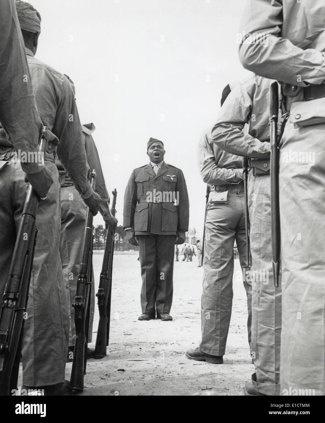 African American Marine "Boot Rekruten" hören Sie sich ihre Drill Instructor, Sgt. Gilbert H. Johnson. Johnson, einer der ersten Stockfoto