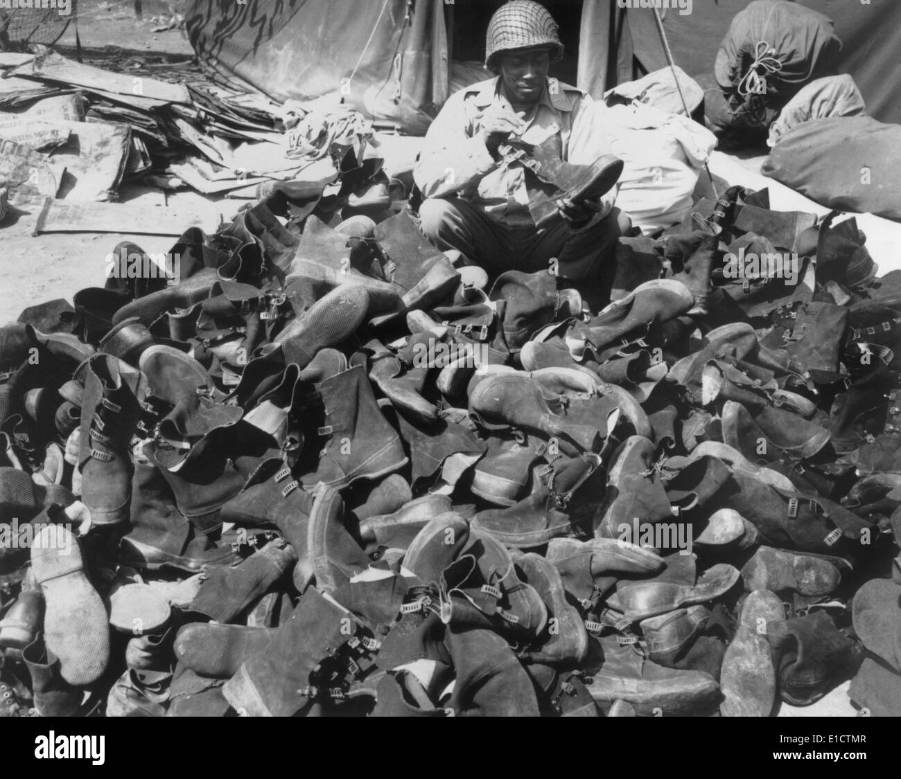 African American Pfc Robert schief mit der 3278th-Quartiermeister-Firma in Italien. Er beschäftigt sich mit einer Nichtkampf-Aufgabe Stockfoto