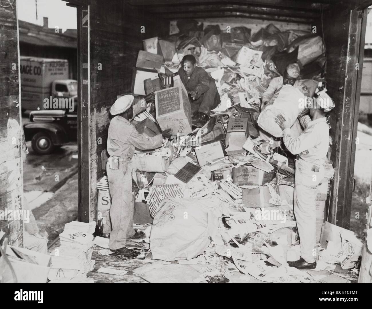 Afrikanische amerikanische Soldaten laden Müll auf einem Güterwaggon im 2. Weltkrieg. Viele schwarze Nichtkampf-rassisch gingen Stockfoto