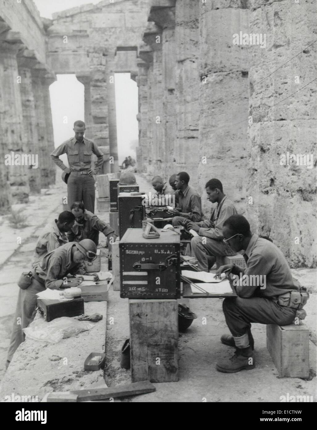 Ein Unternehmen der überwiegend afroamerikanischen Soldaten kanzleimäßige Arbeiter in Paestum, Italien 1943. Mit ihrer weißen Offiziere arbeiten Sie Stockfoto