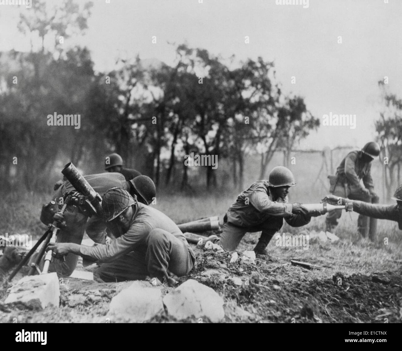 African American Minenwerfer der 92. Division im Kampf in der Nähe von Massa, Italien im November 1944. Im Frühjahr 1944, die USA Stockfoto