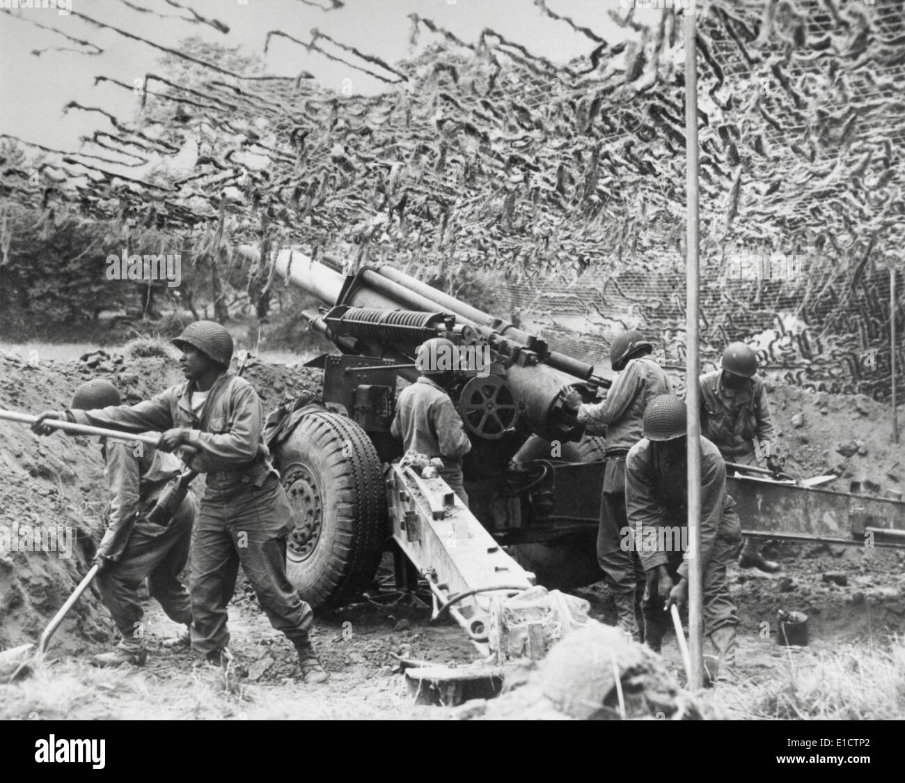 Afrikanische amerikanische Soldaten eine 155mm Haubitze Feld Batterie in Frankreich eingerichtet. Sie folgten den Vormarsch der Infanterie, Juni 28, Stockfoto