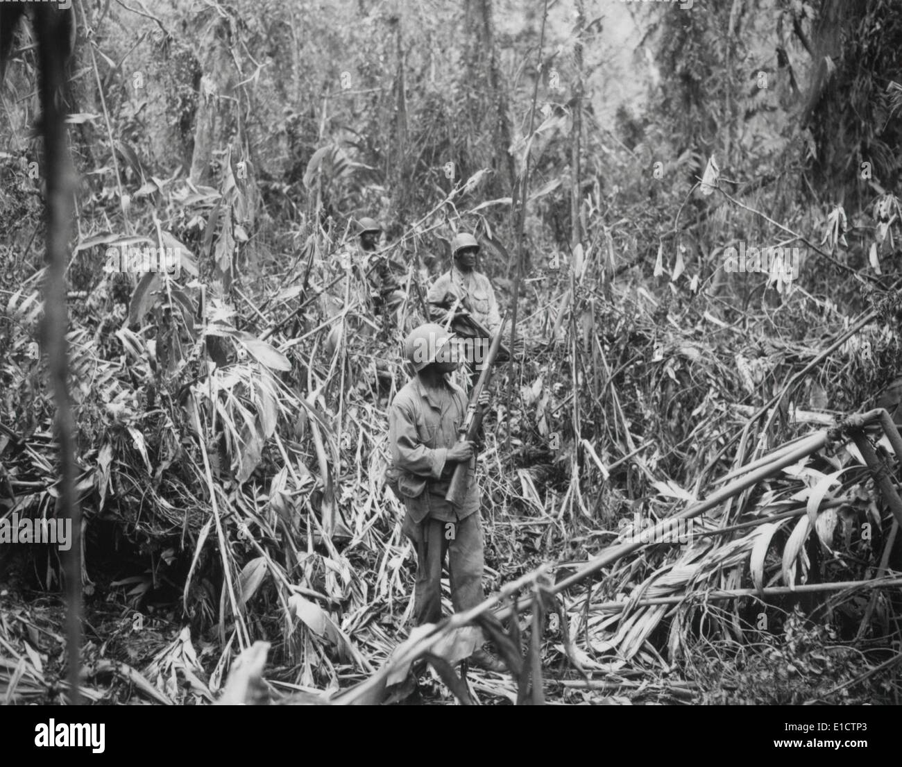 Afrikanische amerikanische Soldaten auf Patrouille in japanisches Territorium auf der Spur Numa Numa Bougainville. Sie sind mit den getrennten Stockfoto