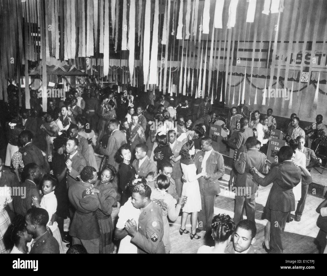 Weihnachten-Tanz an der afrikanischen amerikanischen Service Club #3, Camp Swift, Texas. Der Tanz wurde von den 1323rd Ingenieuren gesponsert. Stockfoto