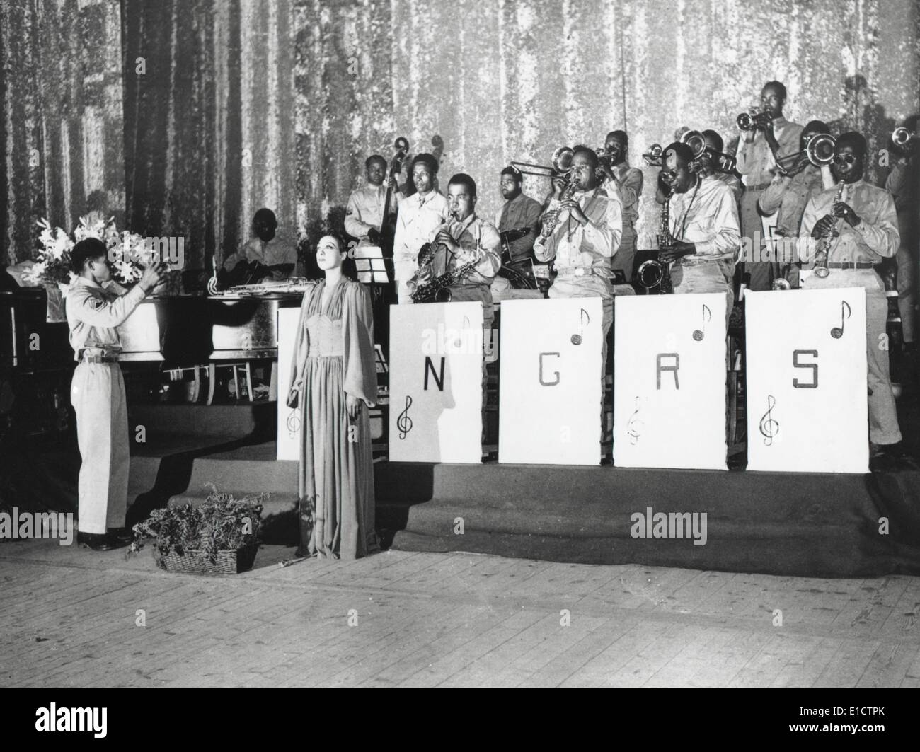 Josephine Baker, singt in der Stadttheater, Oran, Algerien, Nord-Afrika. Sie ist von einem uniformierten Armee-Orchester begleitet. Stockfoto
