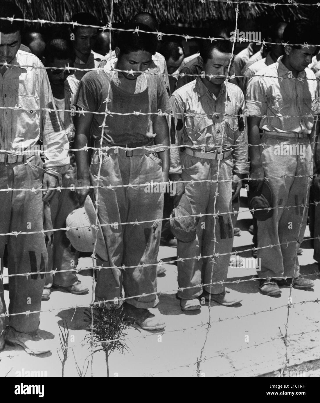 Japanische Kriegsgefangene auf Guam nach Anhörung von Kaiser Hirohito von der Kapitulation Japans bekannt zu geben. 15. August 1945, am Ende des ersten Weltkrieges Stockfoto