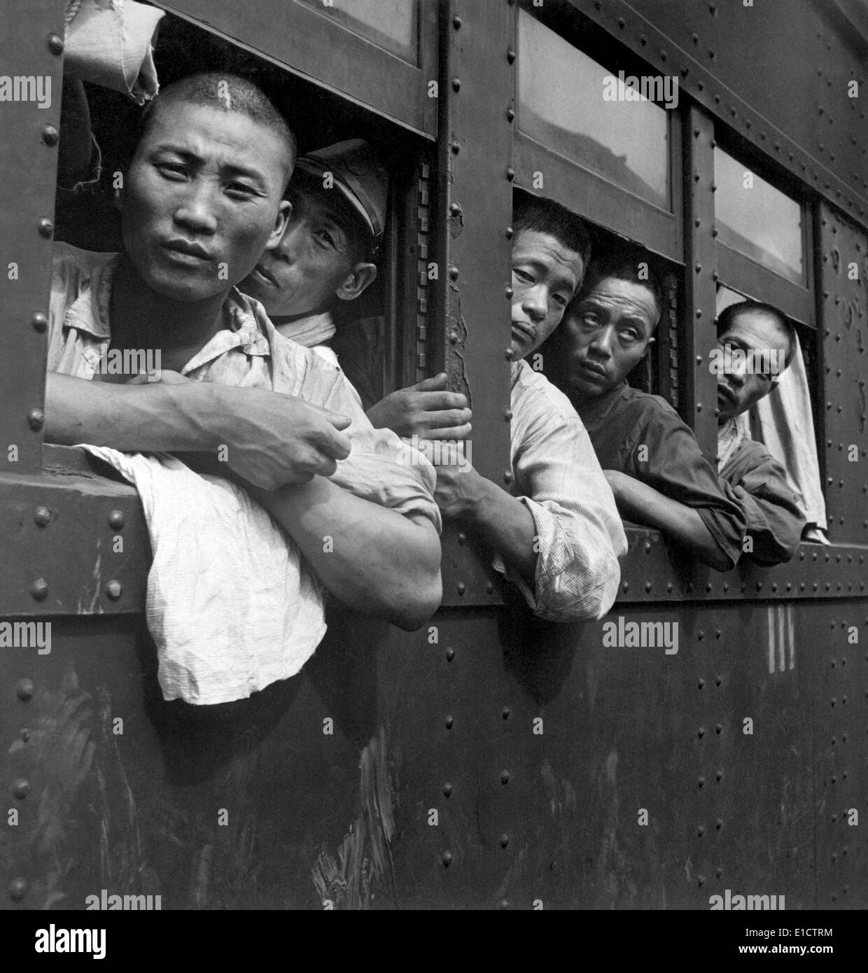 Japanische Soldaten gehen entlassen nach dem Ende des 2. Weltkrieges nach Hause. September 1945. (BSLOC 2013 14 280) Stockfoto