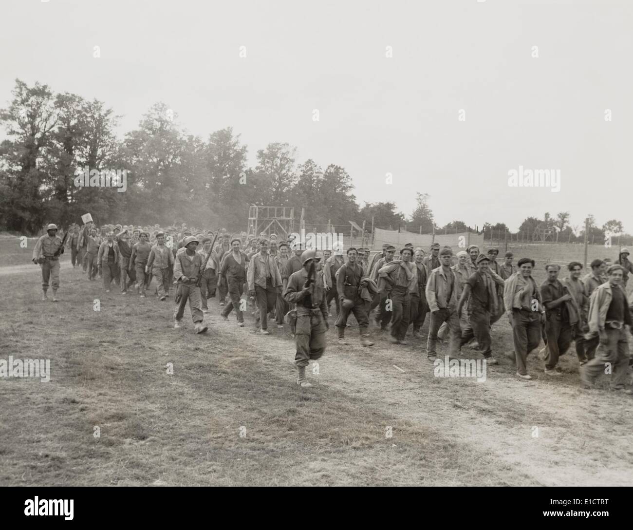 Afrikanische amerikanische Militärpolizei bewachen deutsche Kriegsgefangene in Frankreich. 18. August 1944, während des 2. Weltkrieges. (BSLOC 2013 14 284) Stockfoto