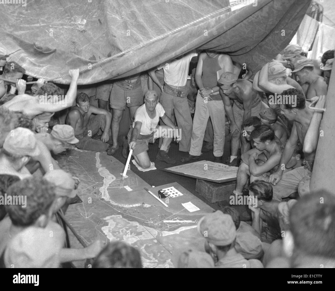 US-Marines studieren eine Reliefkarte auf Guam vor ihrem 21. Juli 1944 Invasion. Dem 2. Weltkrieg. (BSLOC 2013 14 42) Stockfoto
