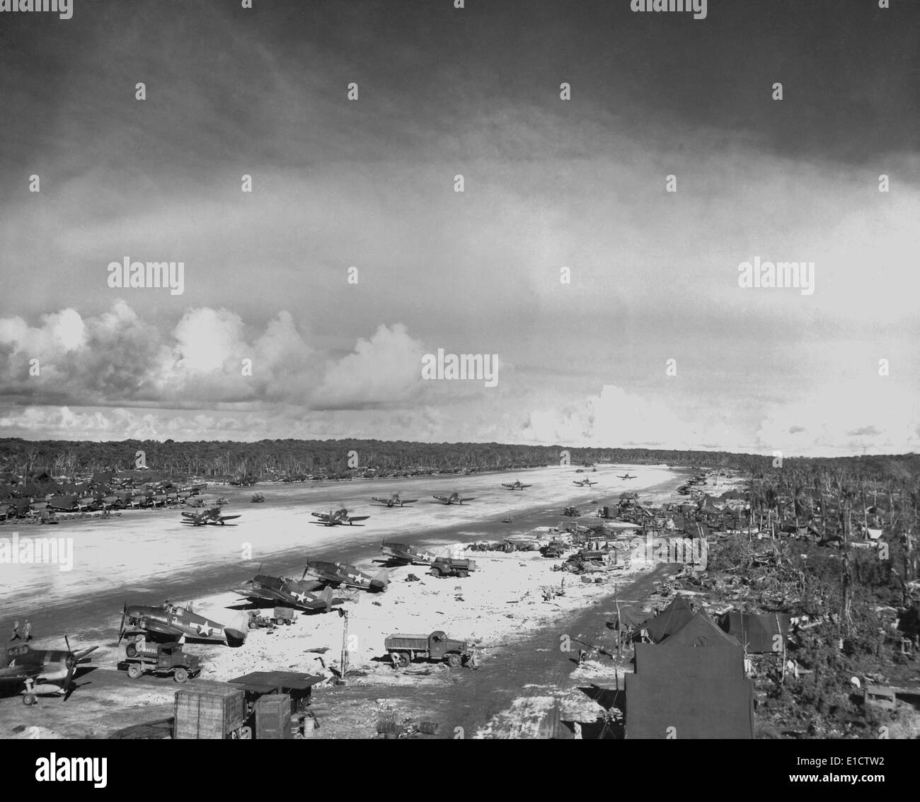 Landebahn auf Orote Halbinsel von US-Marines in die Schlacht von Guam, Juli-Aug. 1944 gefangen genommen. Dem 2. Weltkrieg. (BSLOC 2013 14 45) Stockfoto