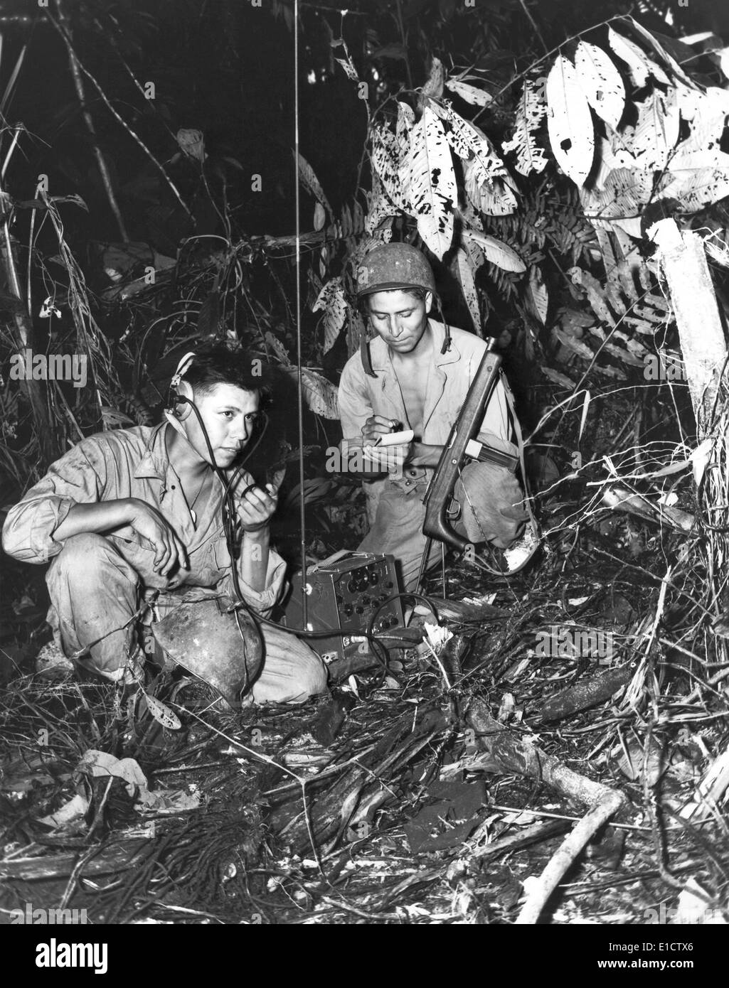 Navajo-Indianer mit einem US-Marine Signal-Einheit, betreiben ein tragbares Radio in Bougainville Dschungel. Der "Code Talkers" sind in dichten Stockfoto