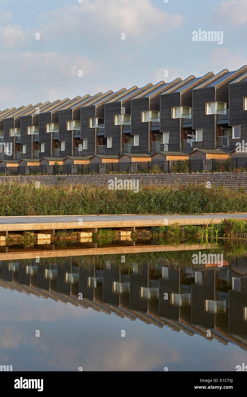 Bellen am Flussufer Wohnsiedlung, bellen, Vereinigtes Königreich. Architekt: Sheppard Robson, 2014. Angelegten Bach Teich-Gebiet Stockfoto