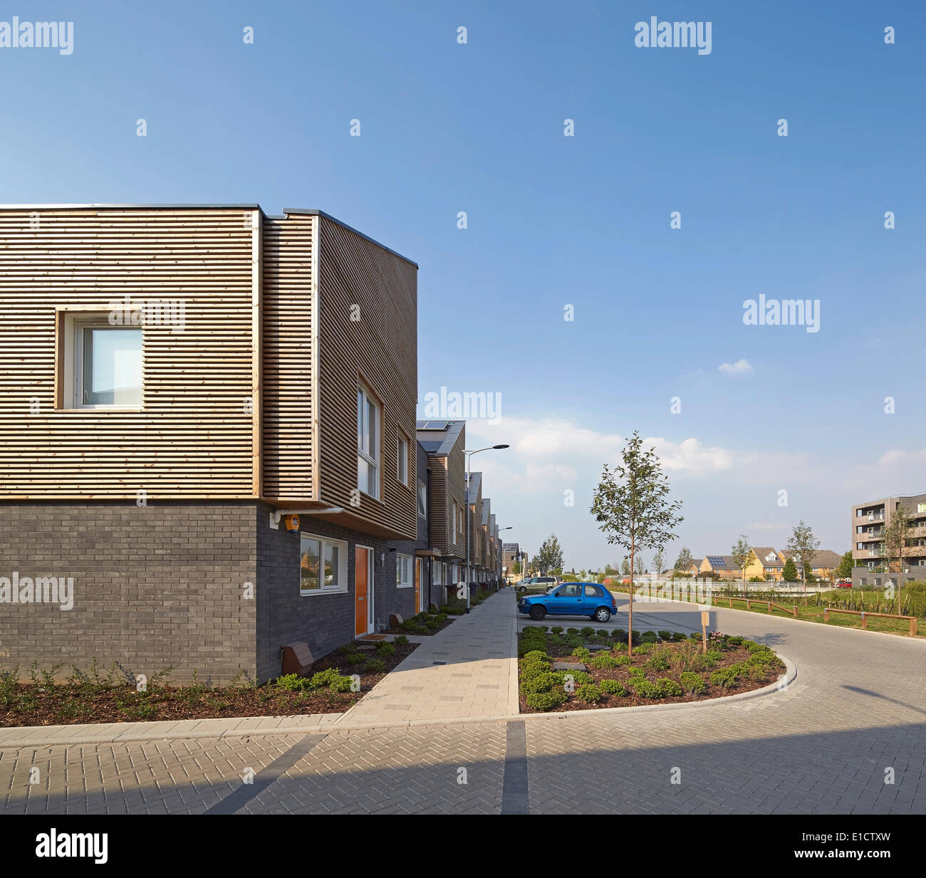 Bellen am Flussufer Wohnsiedlung, bellen, Vereinigtes Königreich. Architekt: Sheppard Robson, 2014. Gehäuse-Terrasse mit Straße in Stockfoto