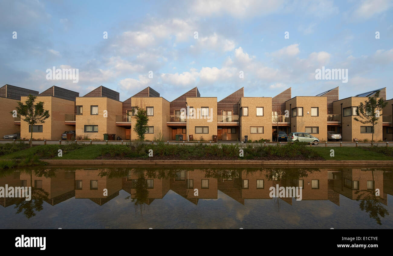 Bellen am Flussufer Wohnsiedlung, bellen, Vereinigtes Königreich. Architekt: Sheppard Robson, 2014. Vorderansicht des Terrasse Witz Stockfoto