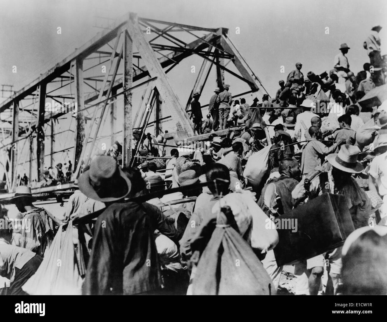 Chinesische Flüchtlinge überqueren einer Brücke, japanische Invasoren zu entkommen. Zweiter Stelle Sino-japanischer Krieg / 2. Weltkrieg. Ca. 1937-45. Stockfoto