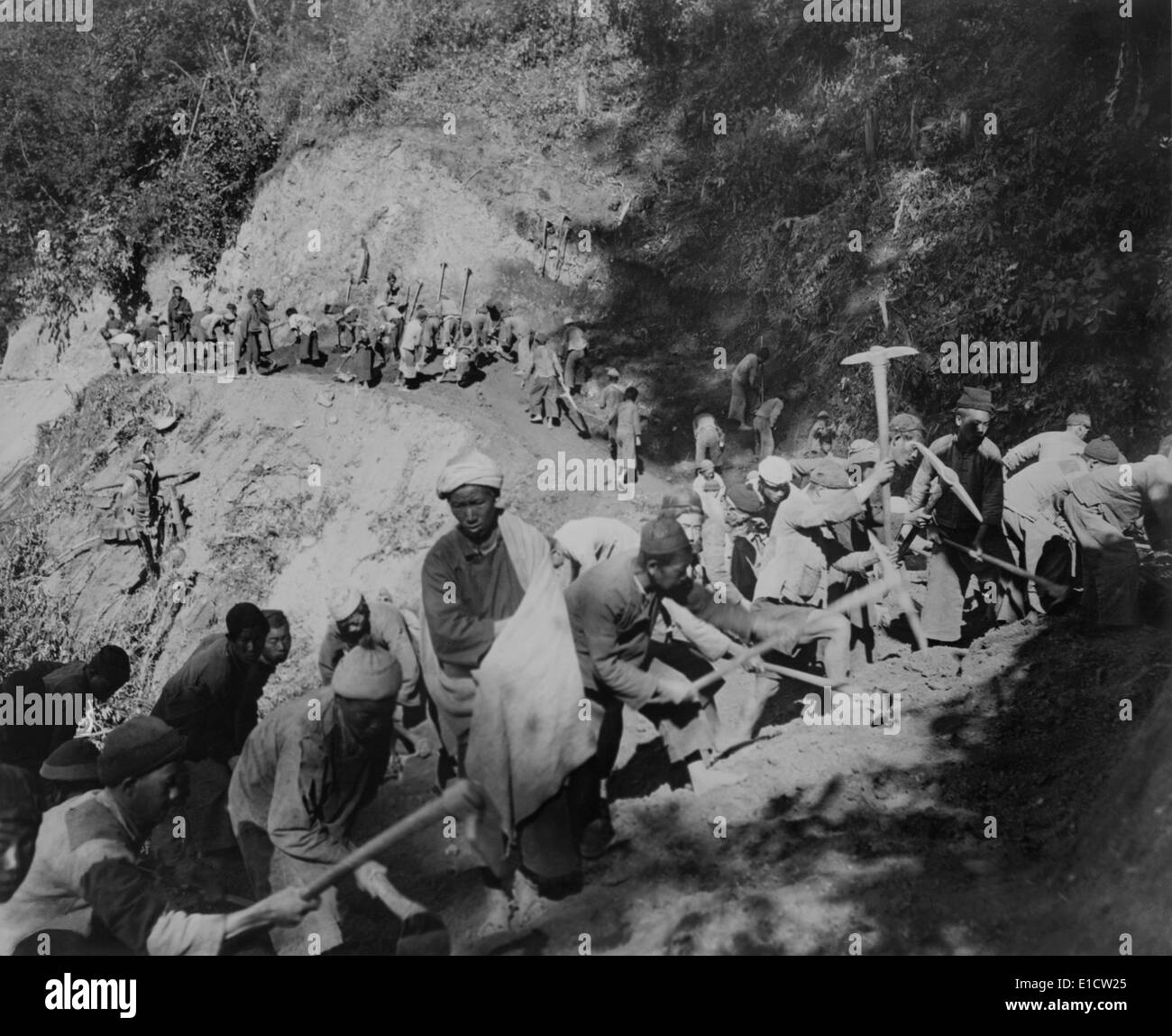 Chinesische Arbeiter Bauen Die Burma Road Im Südwesten Chinas, 1944. Die  Straße Eröffnet Im Januar 1945, So Dass Landverkehr Aus Stockfotografie -  Alamy