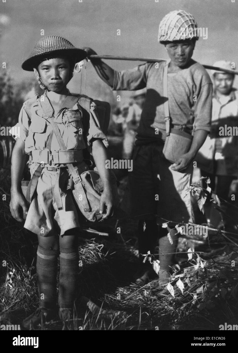 Chinesische Soldaten, ist Alter 10, mit schweren Rucksack Mitglied einer chinesischen Division. Er ist etwa an Bord eines Flugzeugs in Myitkyina, Birma, Stockfoto
