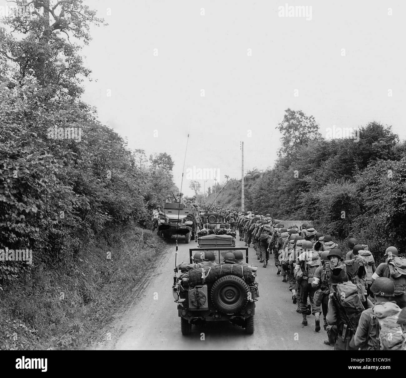 US-Soldaten, die am 5. bis 7. Juli 1944, am Omaha Beach gelandet voran, die Stadt Saint Lo. 11. Juli 1944, Normandie, Stockfoto