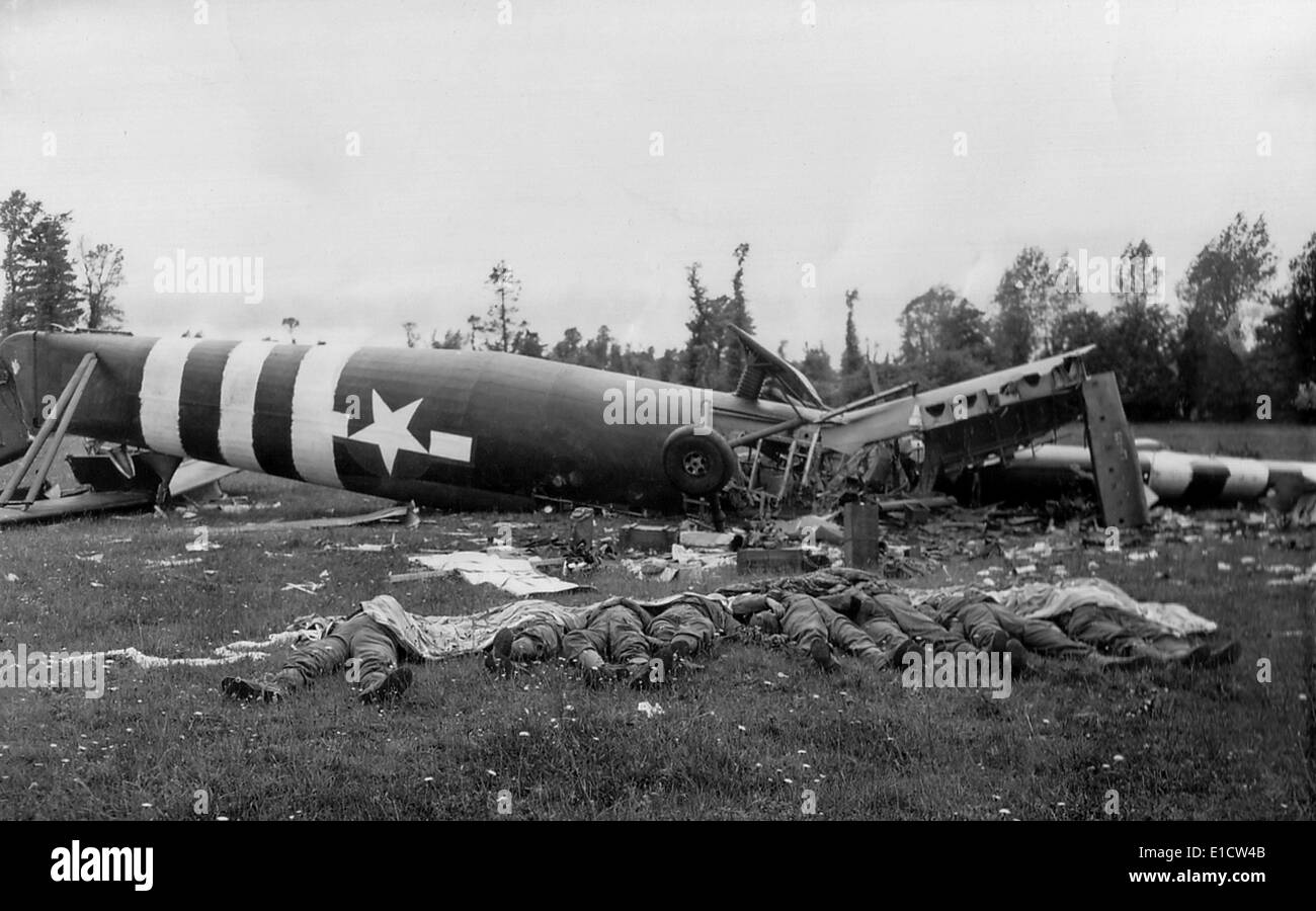 Acht Tote US Fallschirmjäger liegen neben ihren zerstörten Horsa Segelflugzeug in der Normandie-Weide. Sie gehörten zu den 22.000 alliierte Stockfoto