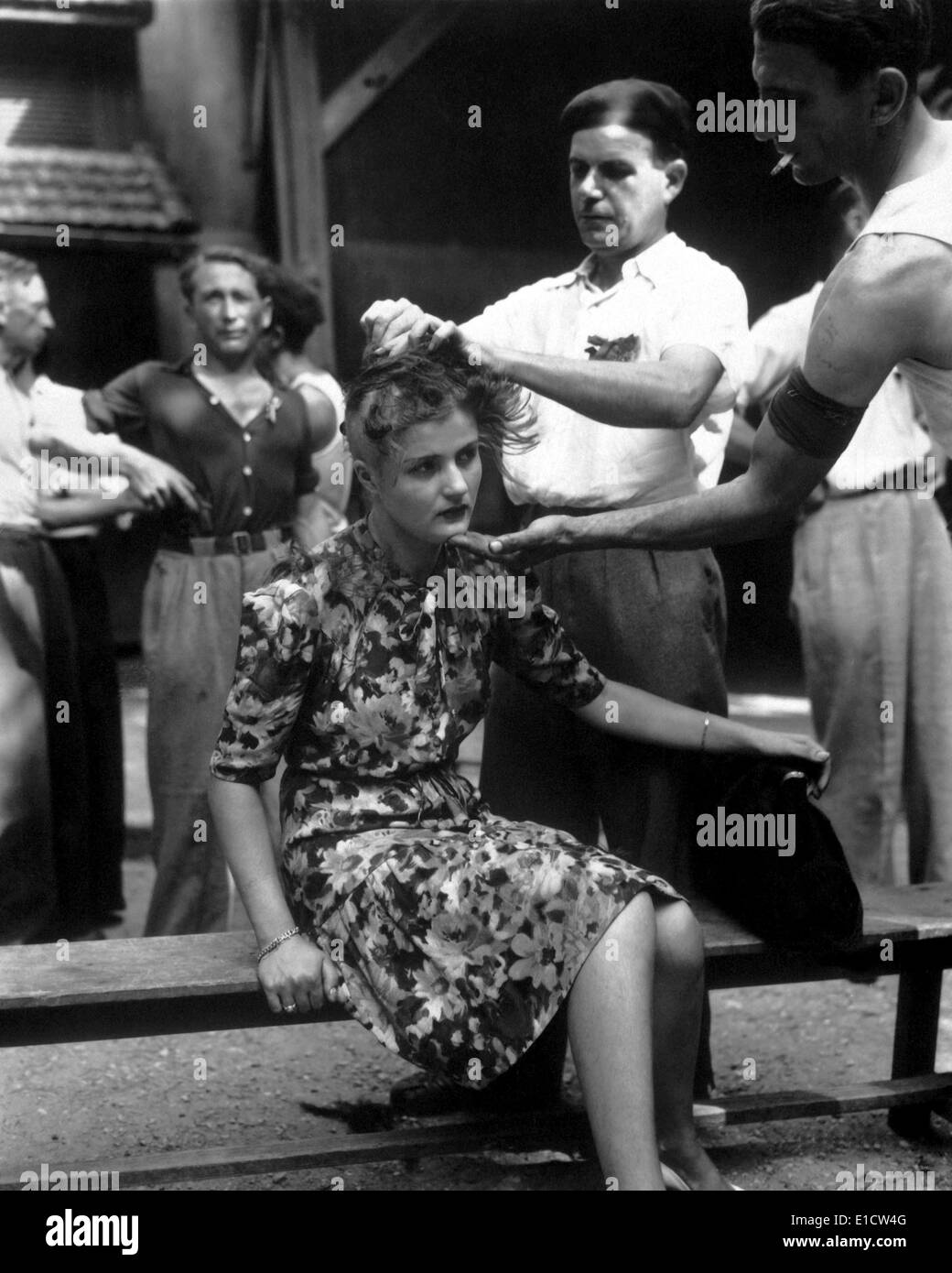 Junge Französin Kopf ist in Montelimar Bereich, Südfrankreich, 20. August 1944 rasiert. Sie gehörte zu einer geschätzten 20.000 Stockfoto