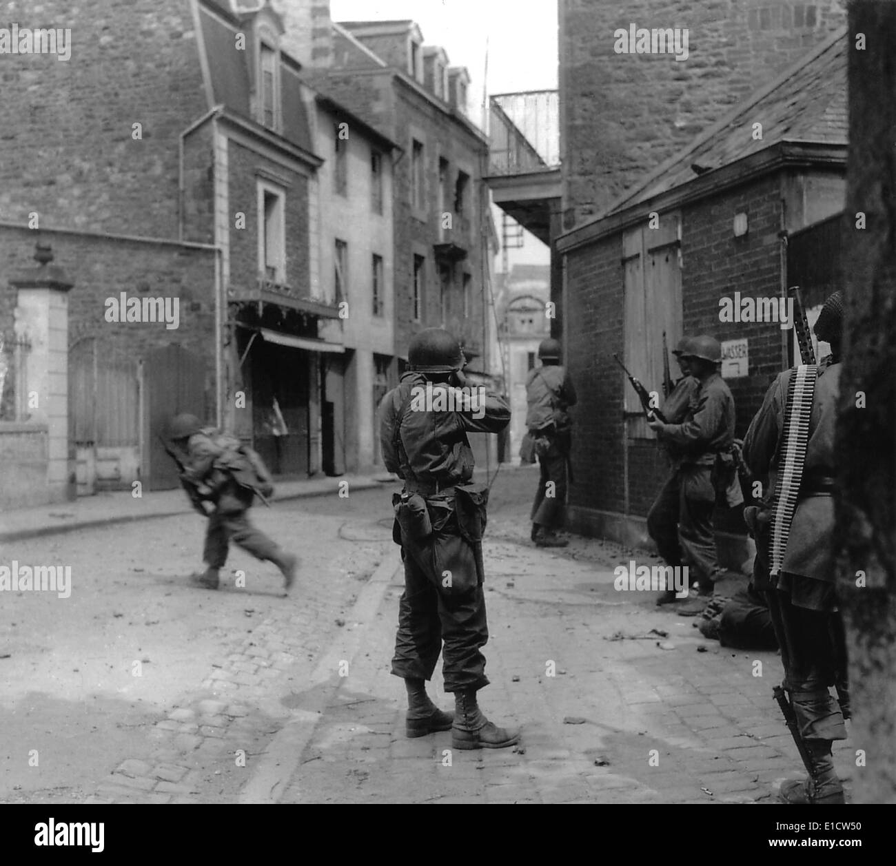 US-Soldat soll ein Deutscher Scharfschütze bei Straßenkämpfen in Saint Malo, Frankreich, 8. August 1944. Die atlantische Hafenstadt war Stockfoto