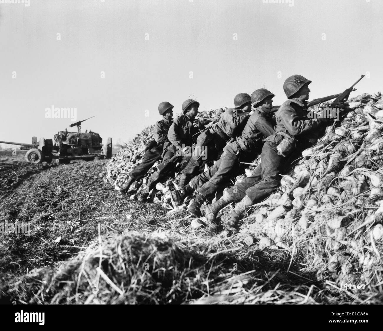 US Infanterie-Anti-Panzer-Besatzung feuert auf deutschen, die ihr Fahrzeug ermordert. In den Niederlanden, 4. November 1944 während der Welt Stockfoto