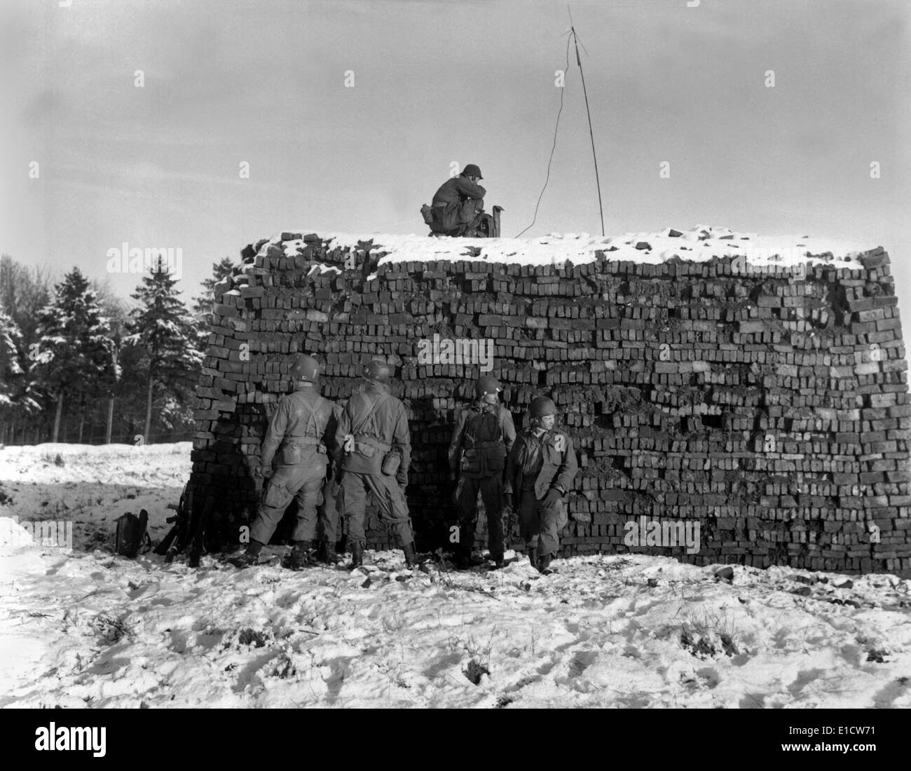 US-Radaranlage auf einem Haufen Steine während der Ardennenoffensive. Es wurde verwendet, um Lieferung Flugzeuge nach Bastogne, führen die Stockfoto