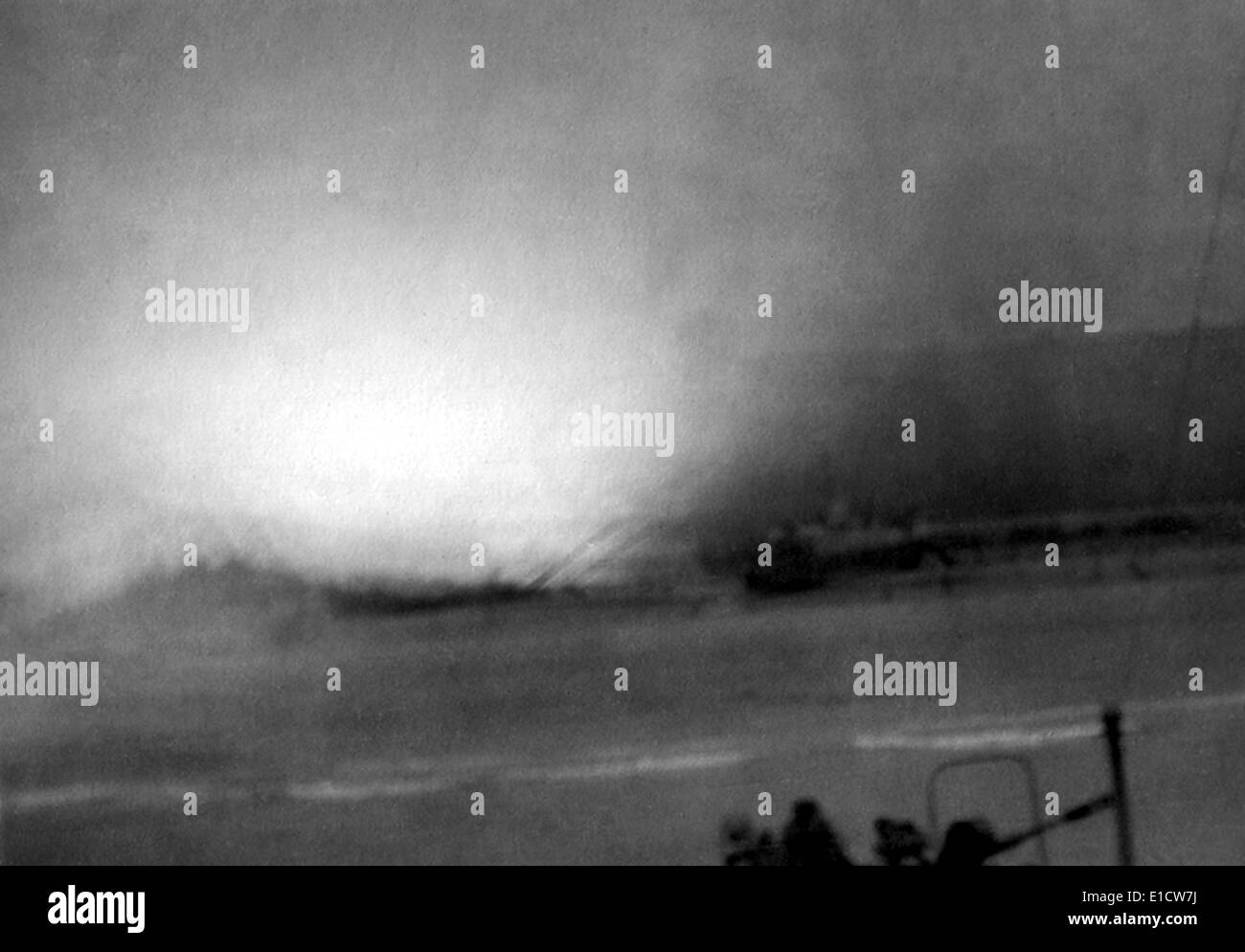 Große Explosion in der Nähe von US-Landungsboote und Soldaten tätlichen Angriffs auf Omaha Beach am d-Day. Foto von einem Schiff nähert sich Stockfoto