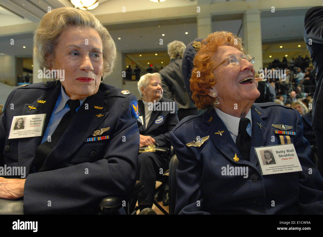 US-Armee Air Forces Women Airforce Service Pilots (Wespen) Marion Stegeman Hodgson, links und Betty Wand Strohfus sprechen Sie mit einem Stockfoto