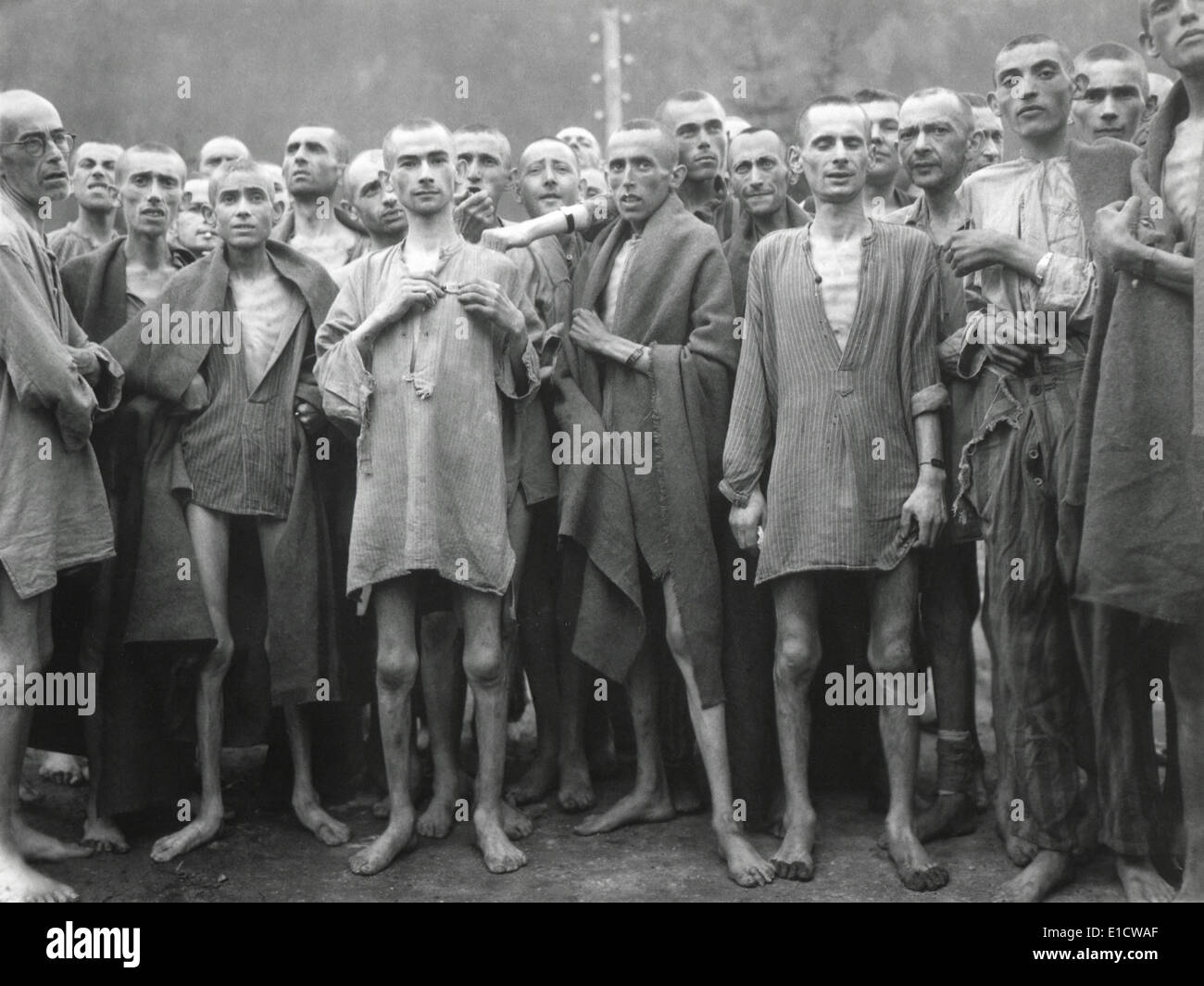 Häftlinge des KZ Ebensee nach ihrer Befreiung durch amerikanische am 6. Mai 1945 Truppen. Zur Verfügung gestellt Sklavenarbeit, Ebensee Stockfoto