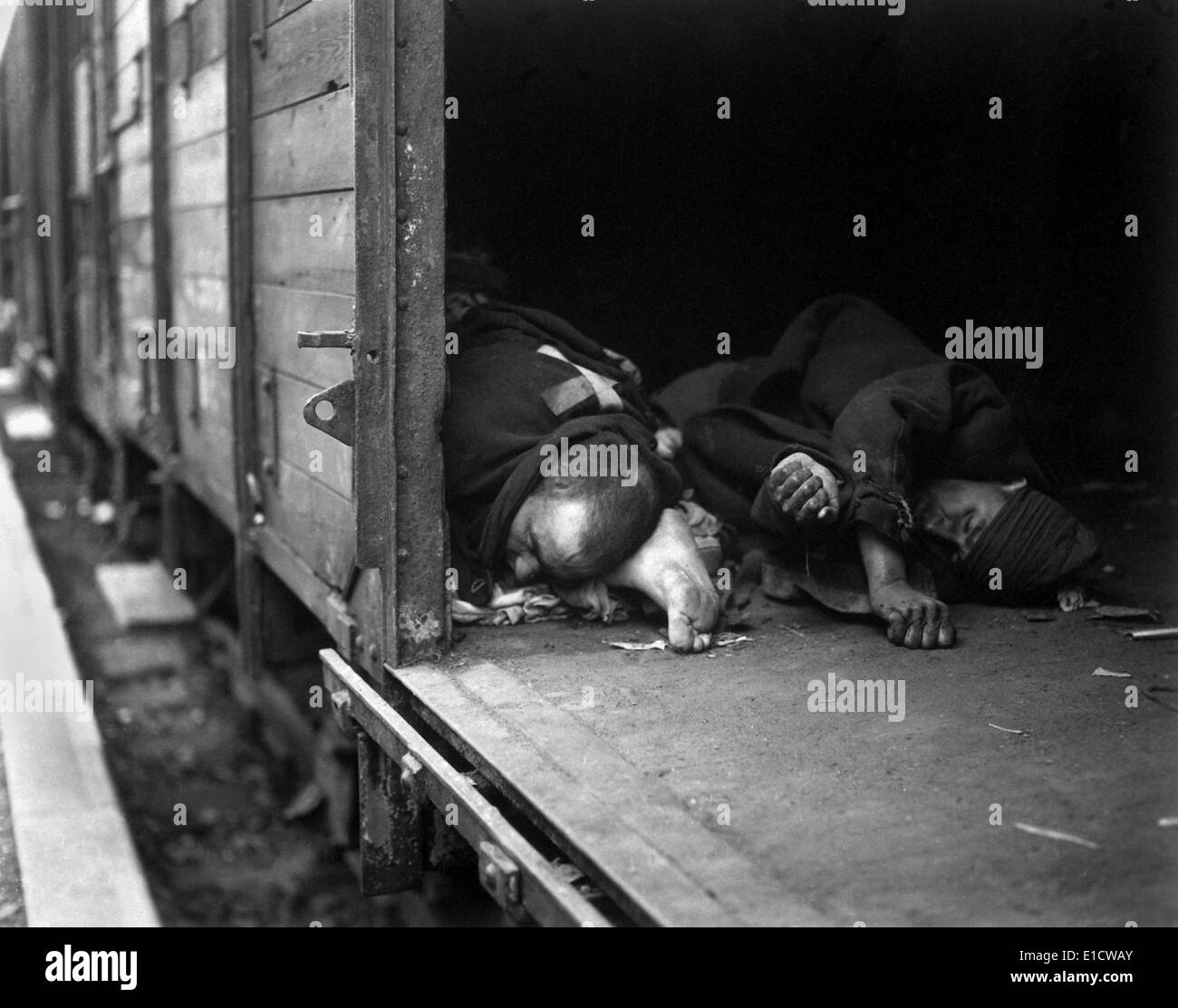 Drei Leichen der Häftlinge, die von Nazis in einem Güterwagen von SS-Truppen beschossen Seeshaupt, Deutschland. Die Gefangenen beim Fluchtversuch Stockfoto