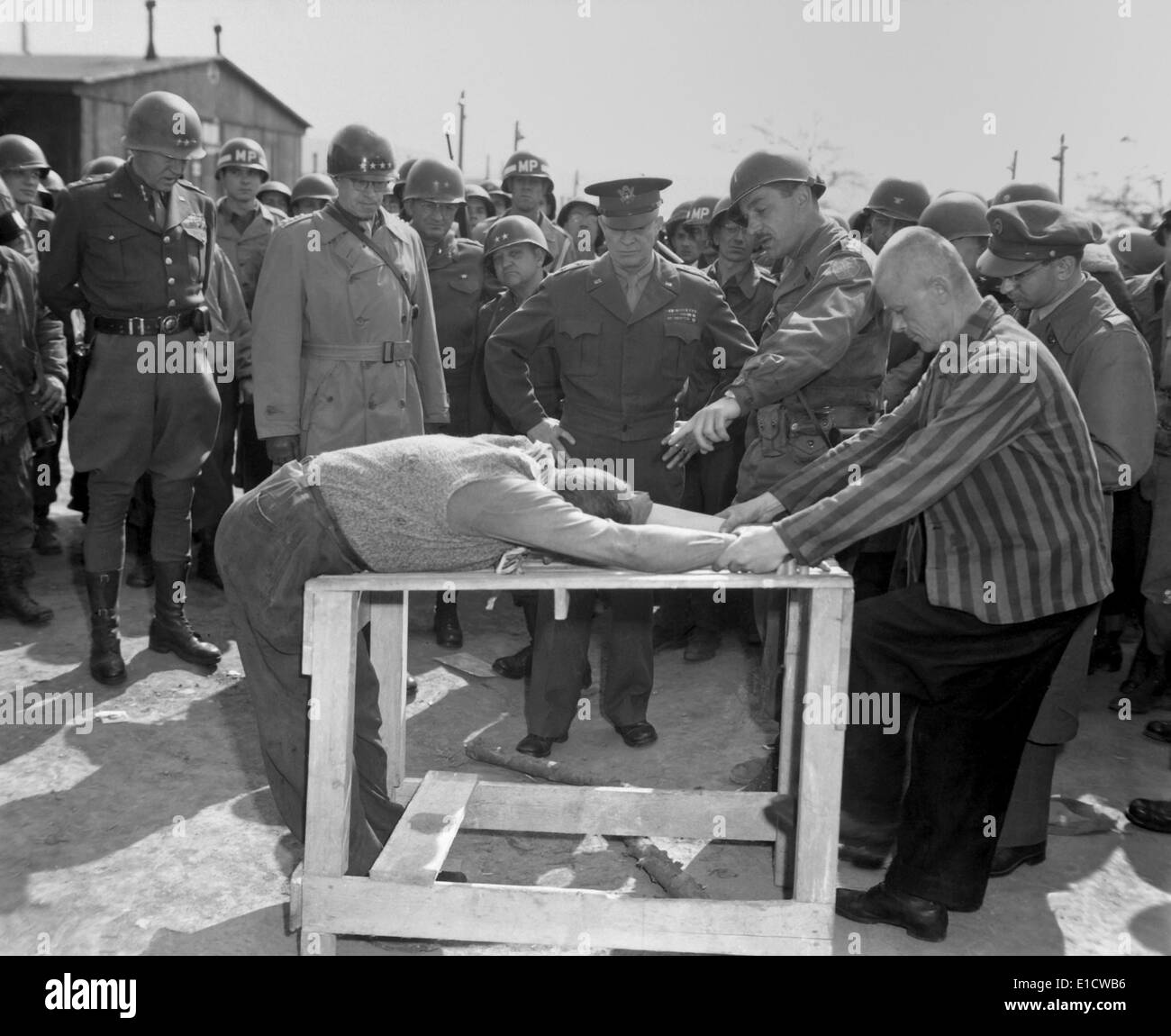 Insassen des Konzentrationslagers Ohrdruf unter Beweis stellen, wie sie gefoltert wurden. Beobachten sind Generäle Eisenhower, Bradley, und Stockfoto