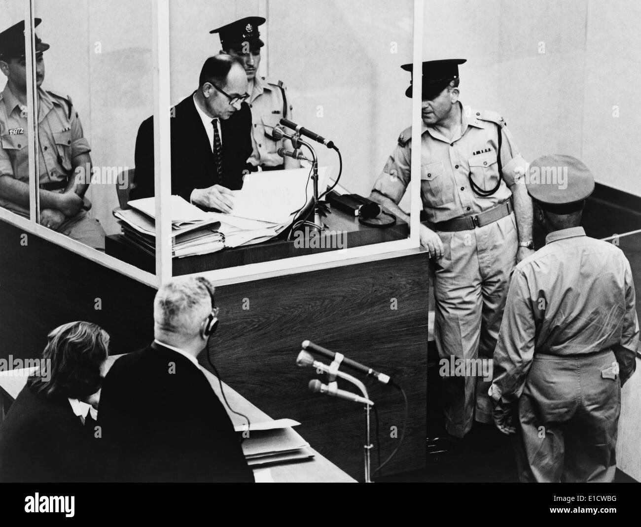 Adolf Eichmann in seinem Prozess in Jerusalem Kriegsverbrechen bezeugen. Eichmann wird von seinem Anwalt Robert Servatius (untere befragt. Stockfoto