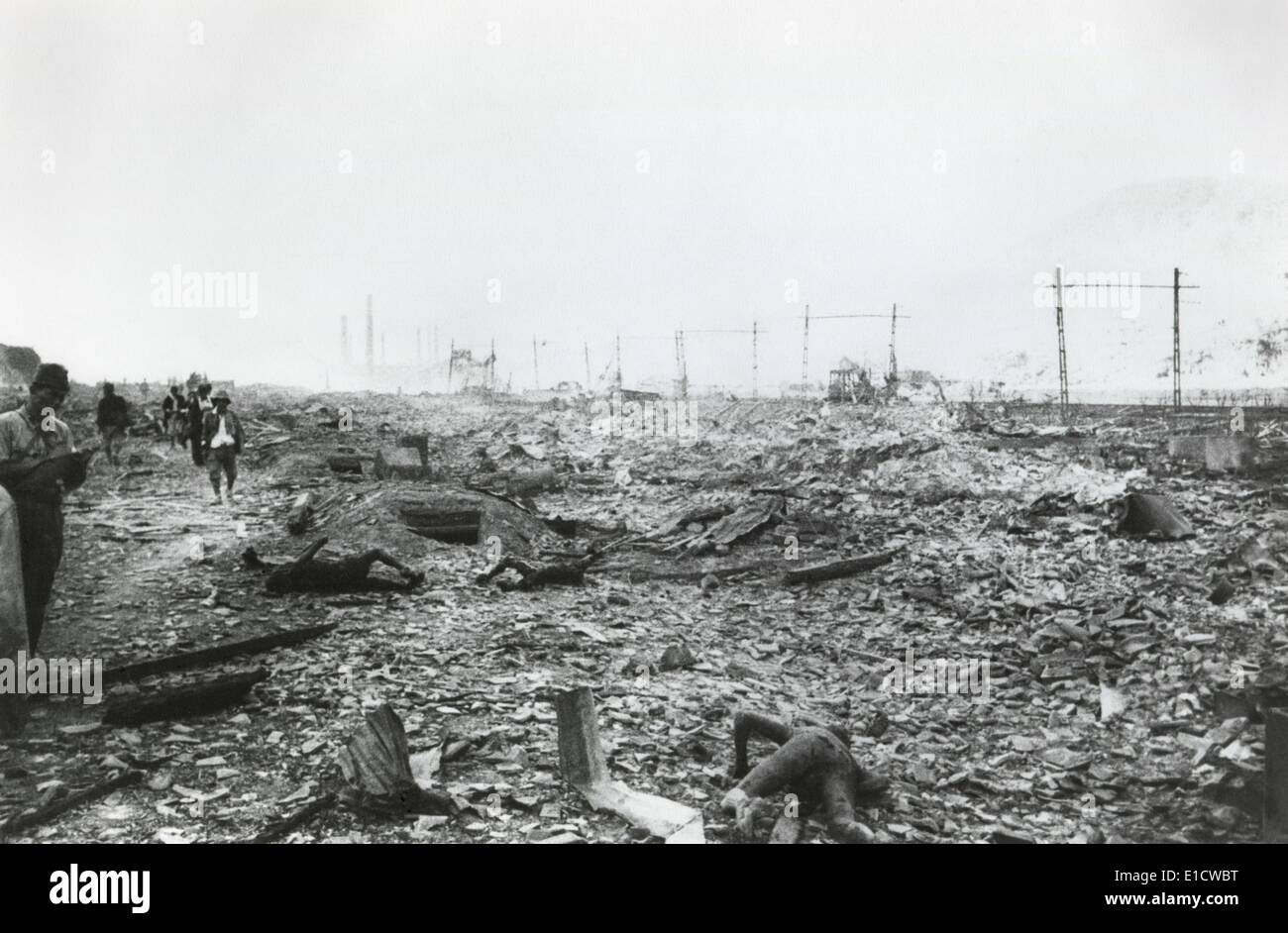 Ruinen von Nagasaki, Japan, nach Atombombardierung von 9. August 1945. Regierungsbeamte Fuß inmitten von radioaktiven Trümmer und verbrannt Stockfoto