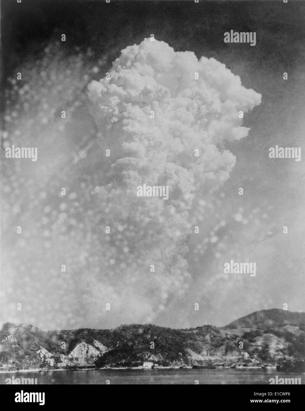 Foto von Hiroshima Bombenexplosion aus einem Foto in Kure, Japan getroffen. 6. August 1945. Dem 2. Weltkrieg. (BSLOC 2014 6 78) Stockfoto