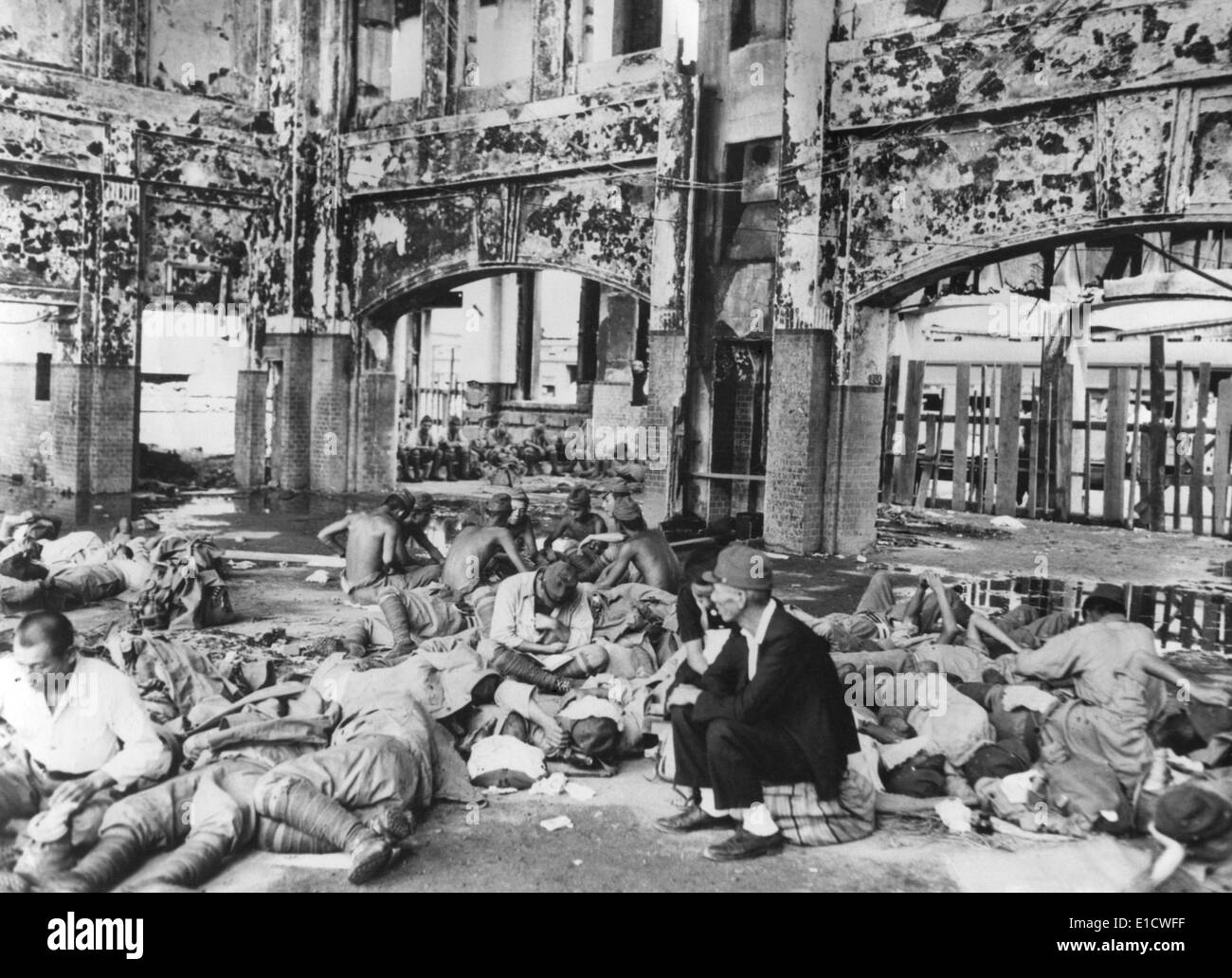 Japanische Truppen ausruhen im Bahnhof nach Hiroshima Explosion. Die Stadt hatte eine beträchtliche Garnison und die Atom-Bombe getötet Stockfoto