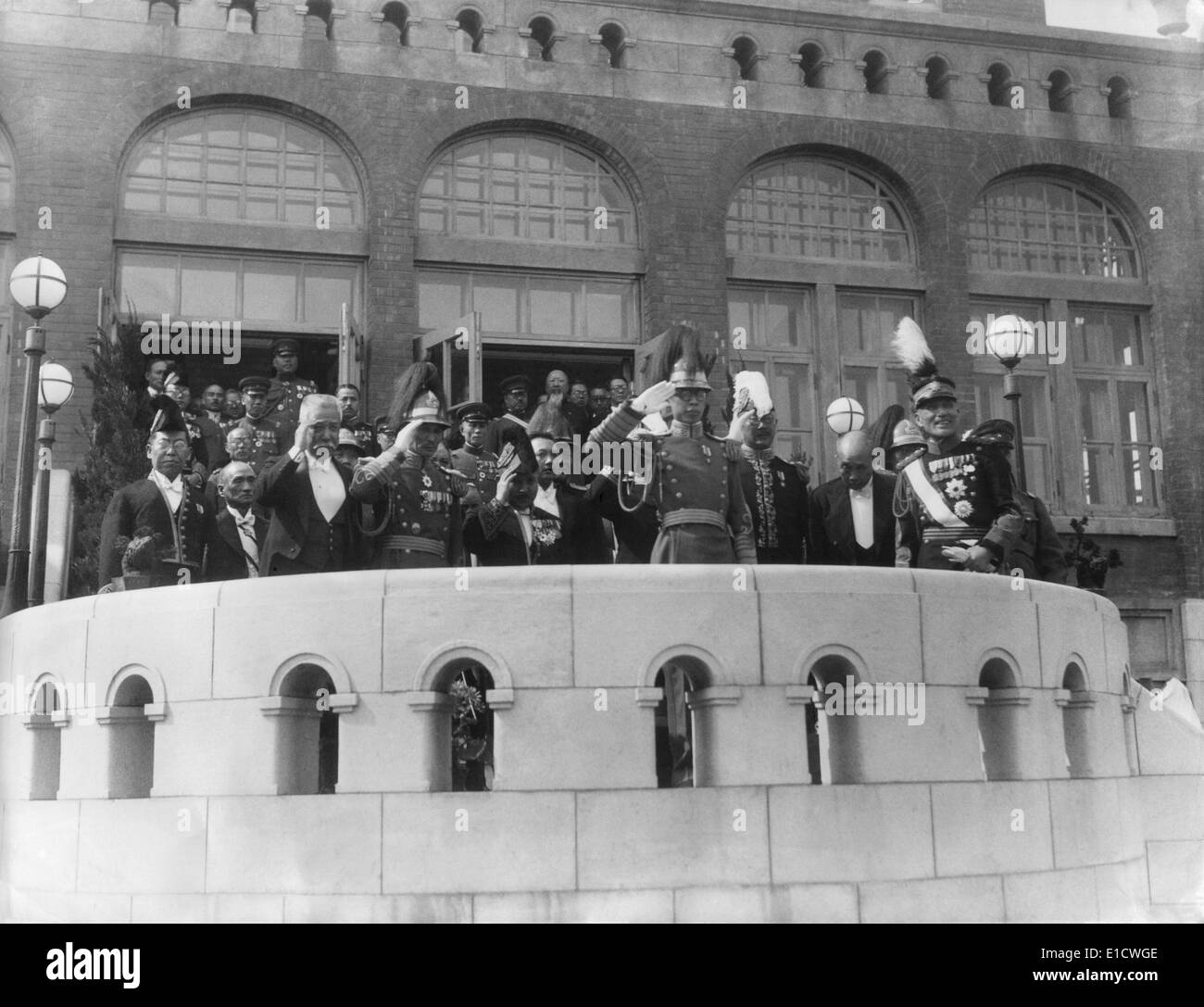 Kaiser Pu-Yi von Manchukuo mit seinem japanischen "Kunden", einheitliche alle in Tracht. Möglicherweise auf die formelle Anerkennung der Pu-Yi als Stockfoto