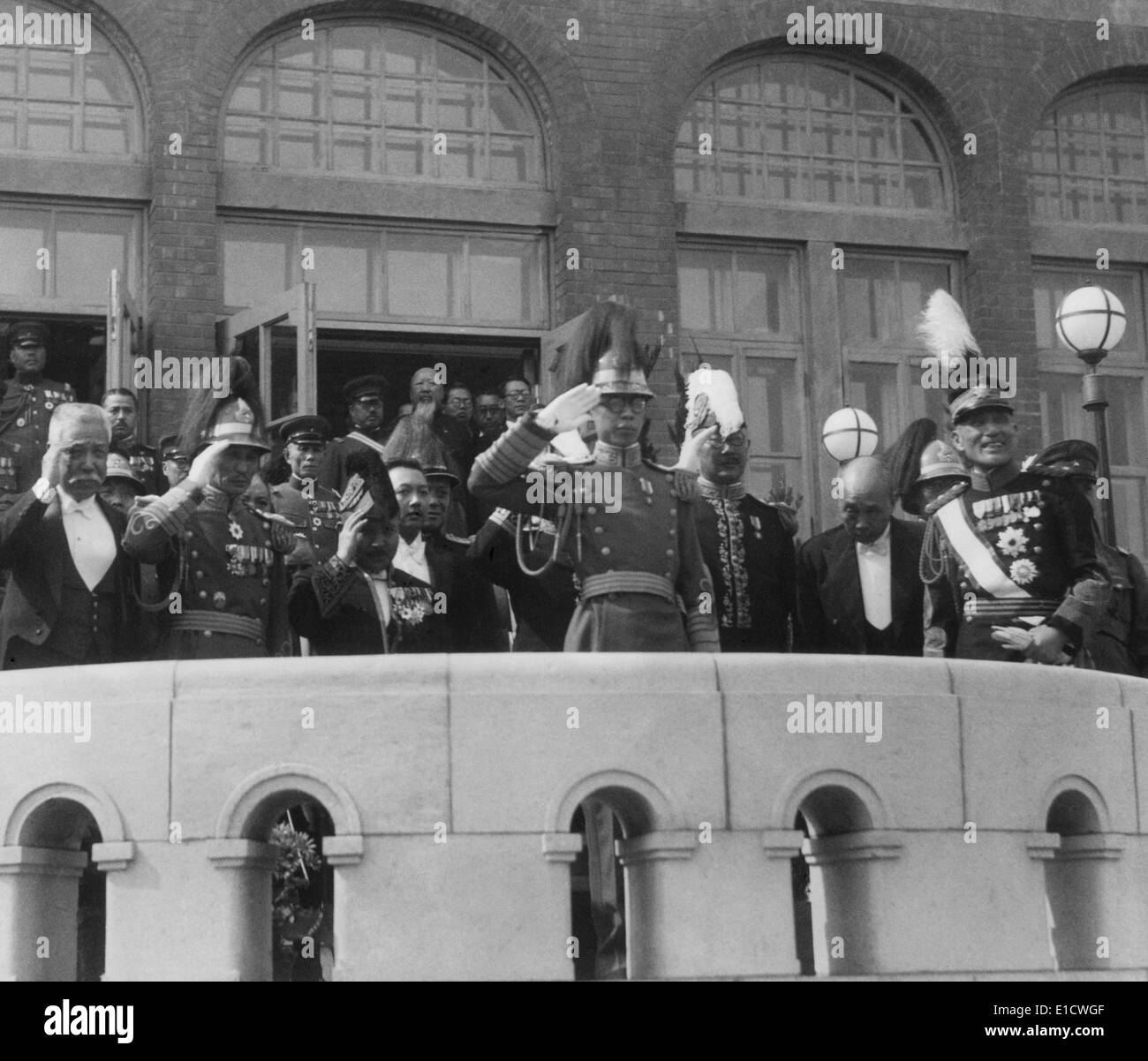 Kaiser Pu-Yi von Manchukuo mit seinem japanischen "Kunden", einheitliche alle in Tracht. Möglicherweise auf die formelle Anerkennung der Pu-Yi als Stockfoto