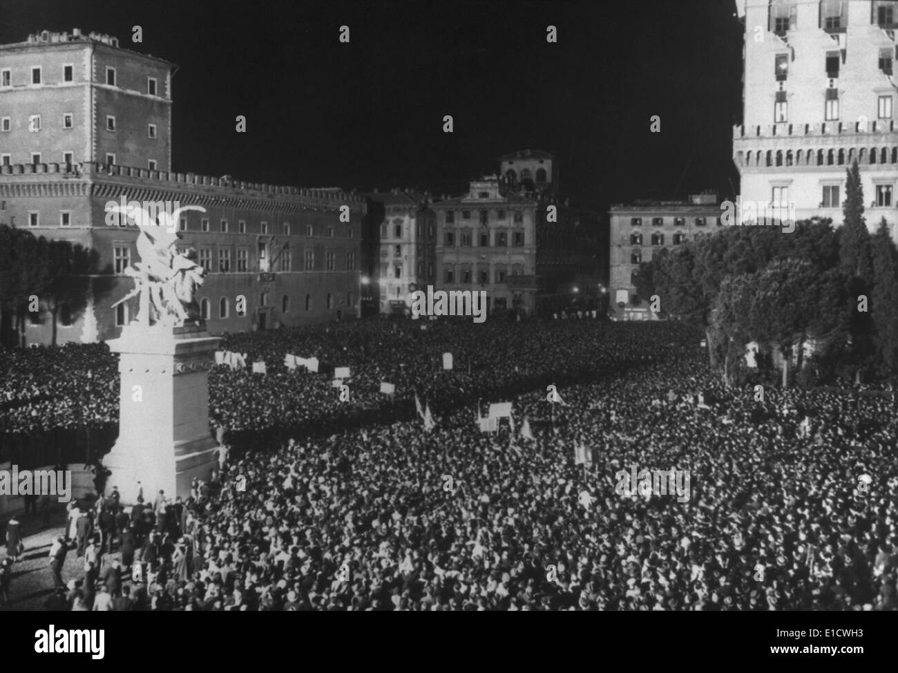 Masse Siegesfeier von Italienern für Siege im Krieg in Äthiopien. Rom, 2. Oktober 1935. Italo-äthiopischer Krieg, 1935 / 36. Stockfoto
