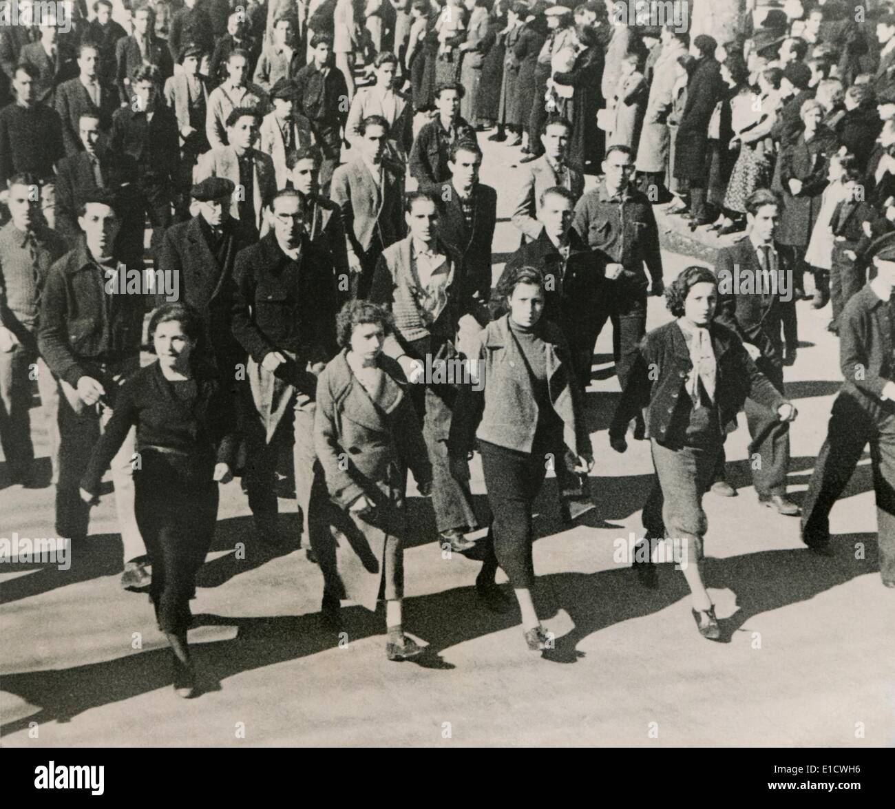 Männer und Frauen von der linken Volksfront-Parade in Barcelona, auf der Promenade Pi y Margall. 3. März 1937. Spanischen bürgerlichen Stockfoto