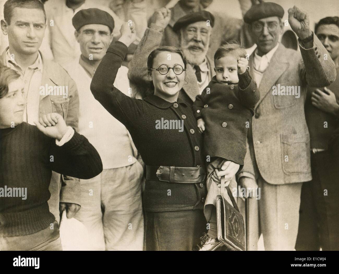 Besiegten spanischen Republikaner Flüchtlinge geben ihre geballte Faust Salut in Bordeaux, Frankreich. Spanischer Bürgerkrieg. 1939. Stockfoto