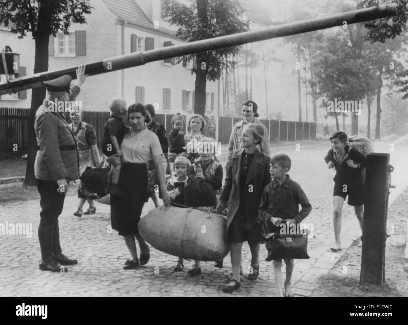 Deutsche Staatsangehörige verlassen polnischem Gebiet angeblich vor der Verfolgung in Händen der Pole. Frauen und Kinder durchlaufen Stockfoto