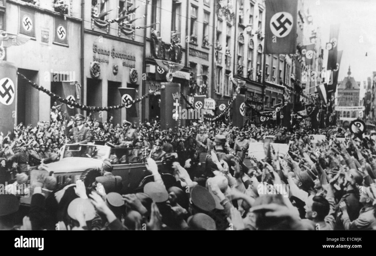 Danzig (Gdansk) grüßt die Fuhrer am 19. September 1939. Bundeskanzlerin empfängt Adolf Hitler Nazi salutiert als seine Fahrten in Stockfoto