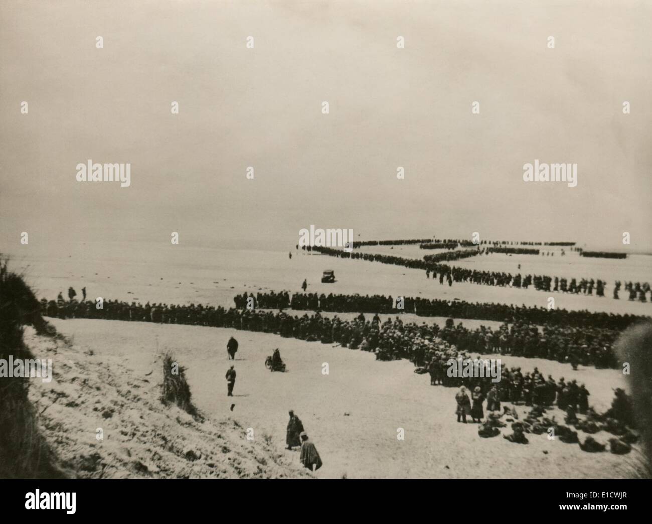 Militärische Evakuierung von Dünkirchen im 2. Weltkrieg. Tausende von britischen und französischen Truppen warten auf den Dünen des Strandes von Dünkirchen Stockfoto