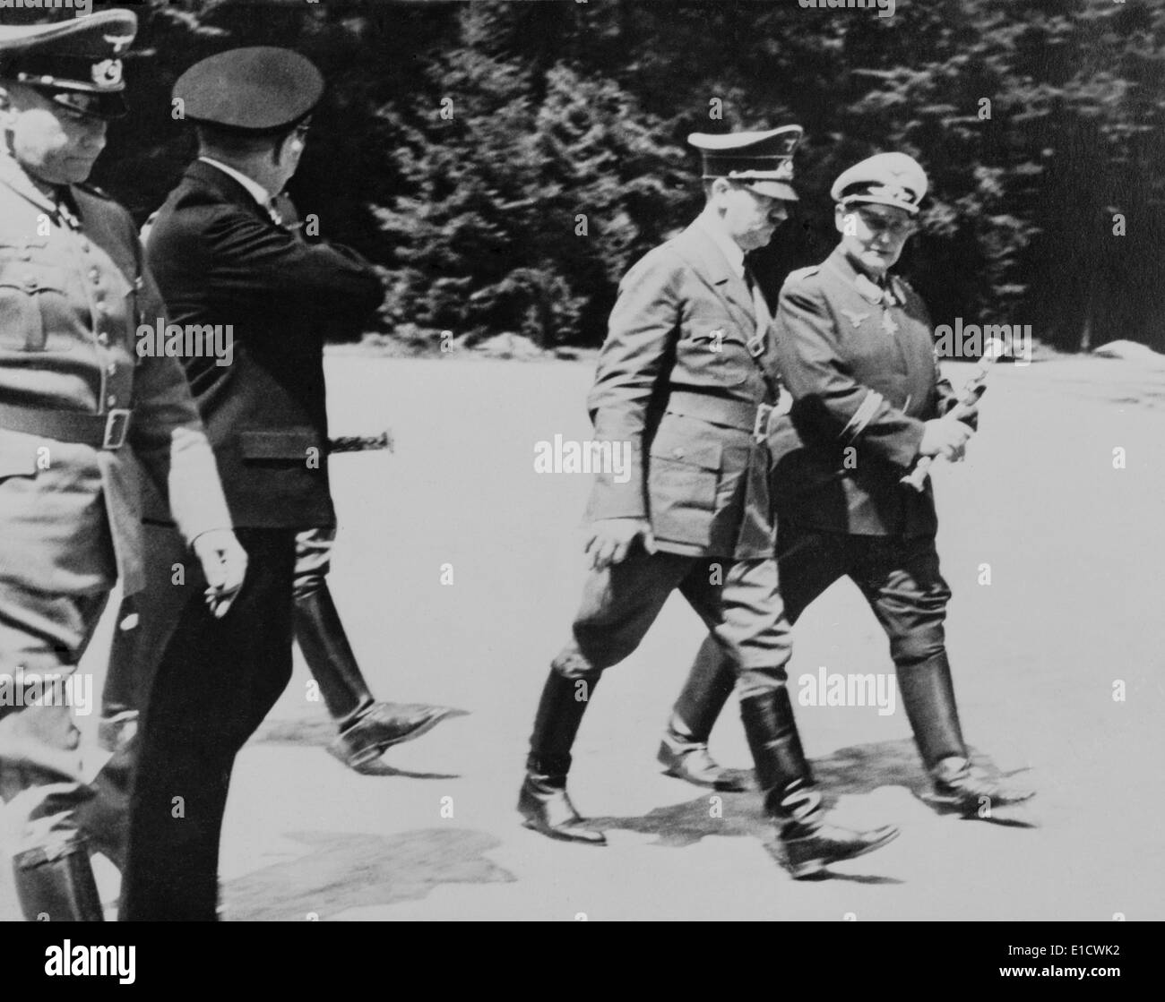 Adolf Hitler und Hermann Goering gehen gemeinsam auf die Kapitulation Frankreichs in Compiègne. Dem 2. Weltkrieg. 22. Juni 1940 Stockfoto