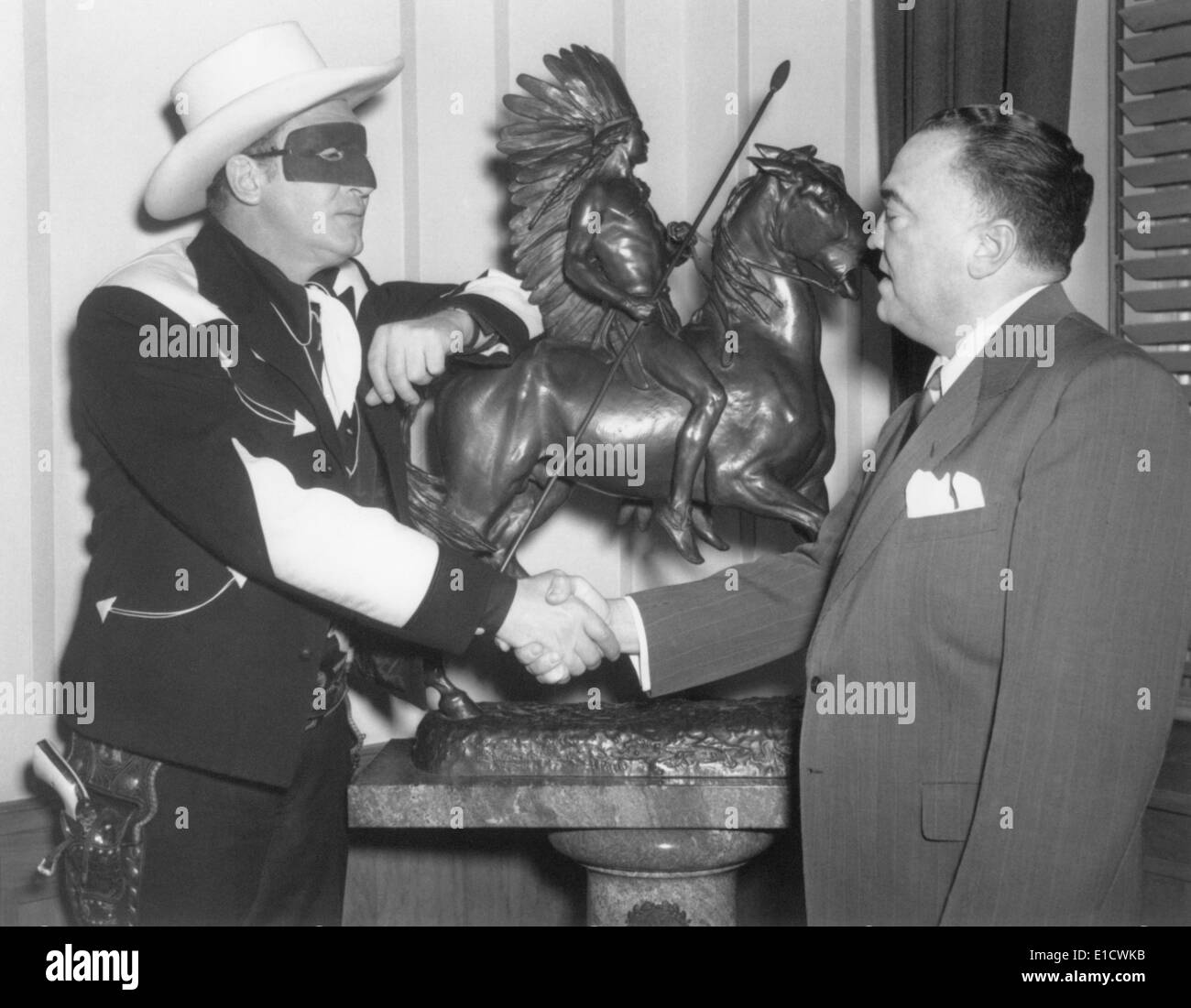 FBI-Direktor J. Edgar Hoover mit Radio Performer, Brace Beemer. Beemer war die Stimme von the Lone Ranger von 1941 bis 1954, und Stockfoto