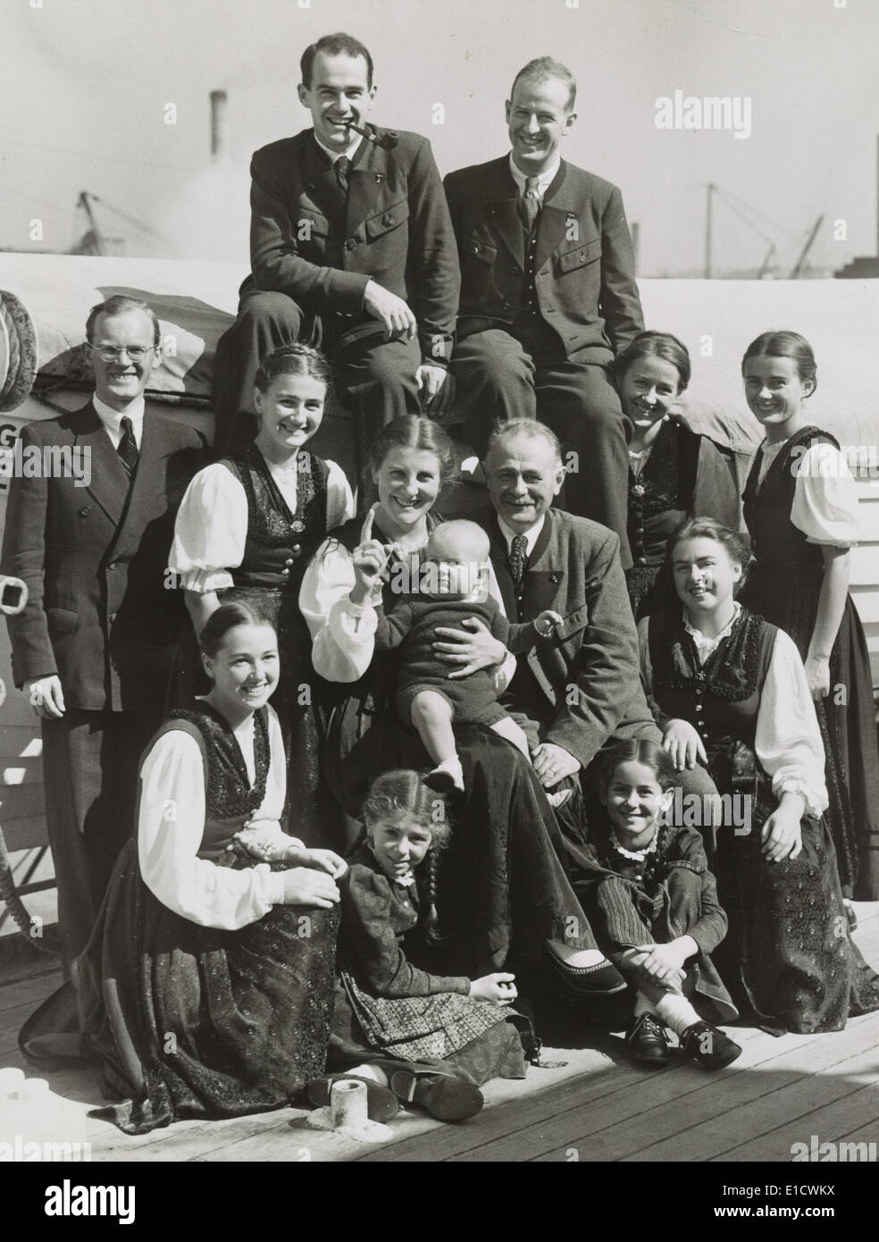 Die Von Trapp Familie (V.l.) oben, Werner & Rupbert, Dr. Franz Wasner linksextrem, dann Johanna, Martina, Herr & Frau von Stockfoto